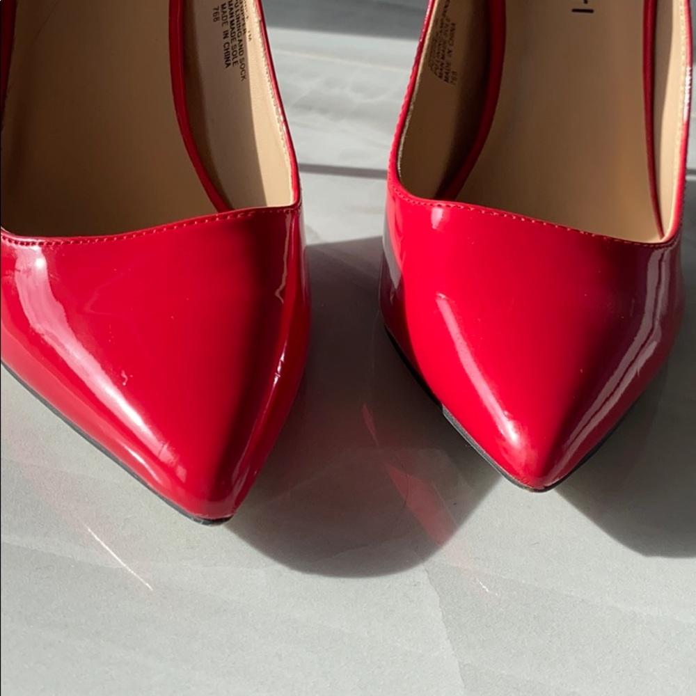 Red pumps - Picture 3 of 3